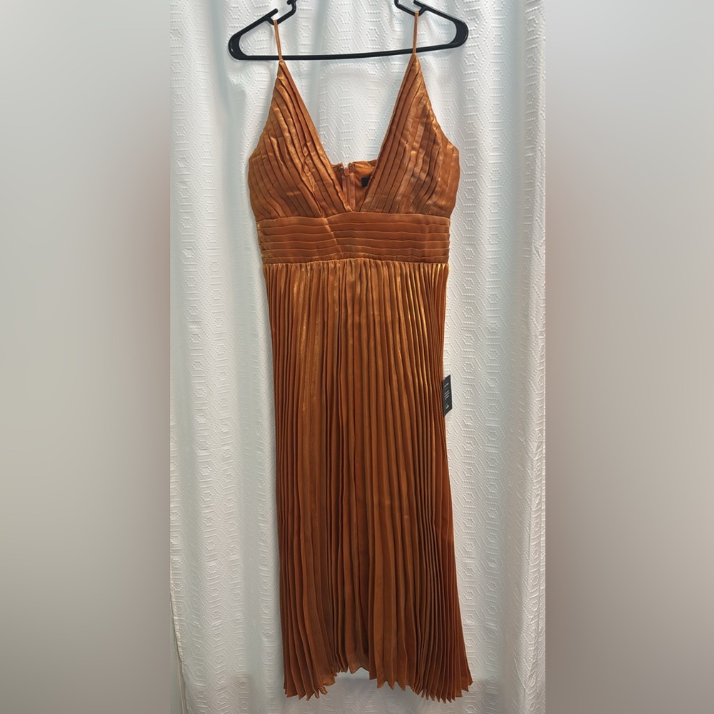 NWT- Lulu’s Pleated Dress in Rust/orange.  Medium